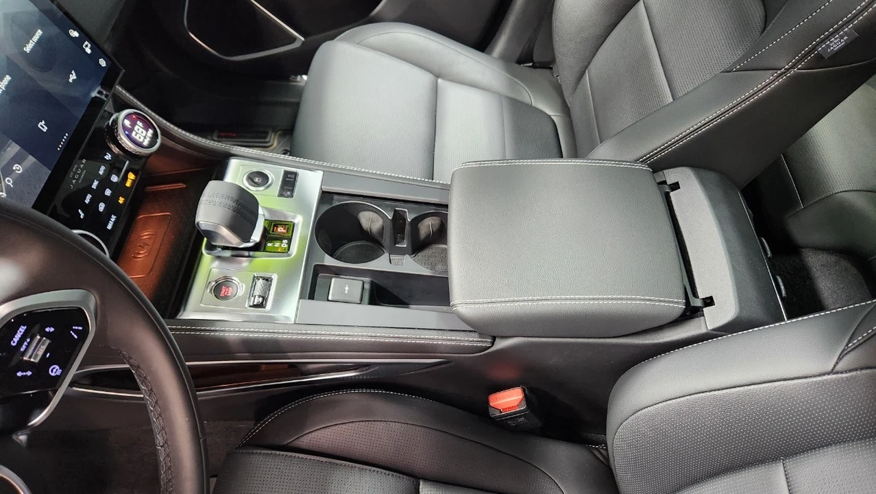2025 Jaguar F-Pace - Image 14 of 21