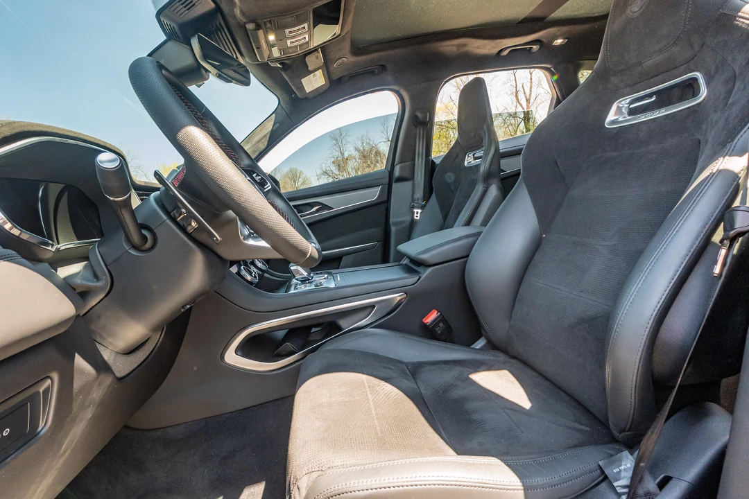 2025 Jaguar F-Pace SVR - Image 28 of 31