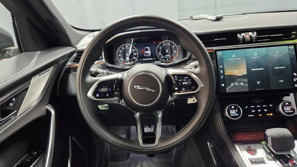 2025 Jaguar F-Pace - Image 14 of 20