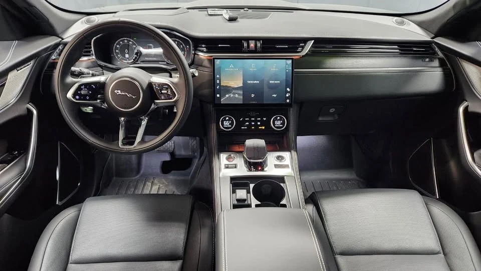 2025 Jaguar F-Pace - Image 2 of 20