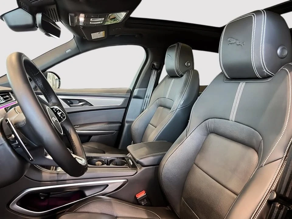 2025 Jaguar F-Pace - Image 10 of 15