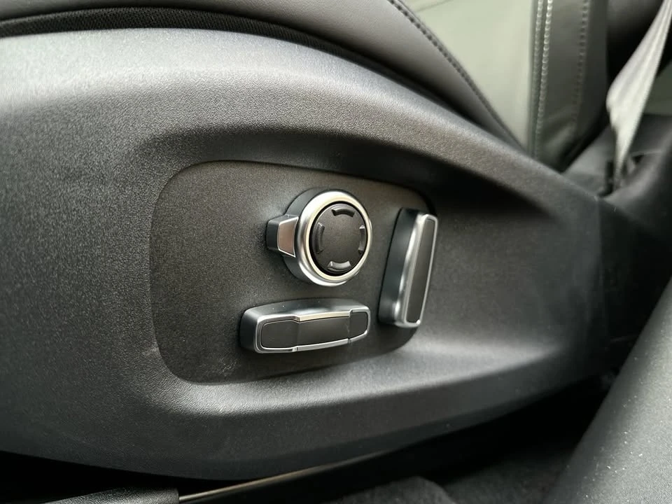 2025 Jaguar F-Pace - Image 18 of 19