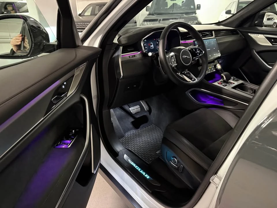2025 Jaguar F-Pace - Image 13 of 20