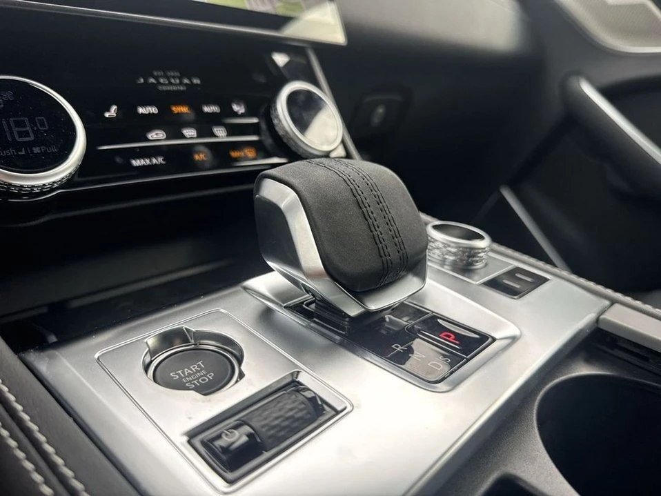 2025 Jaguar F-Pace - Image 14 of 18