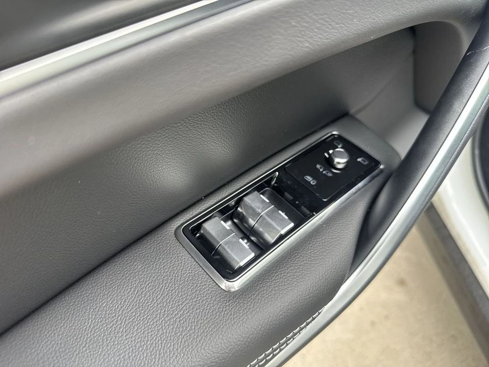 2025 Jaguar F-Pace - Image 7 of 18