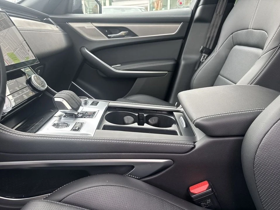 2025 Jaguar F-Pace - Image 15 of 18