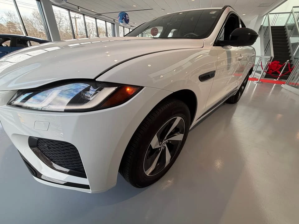 2025 Jaguar F-Pace - Image 3 of 11