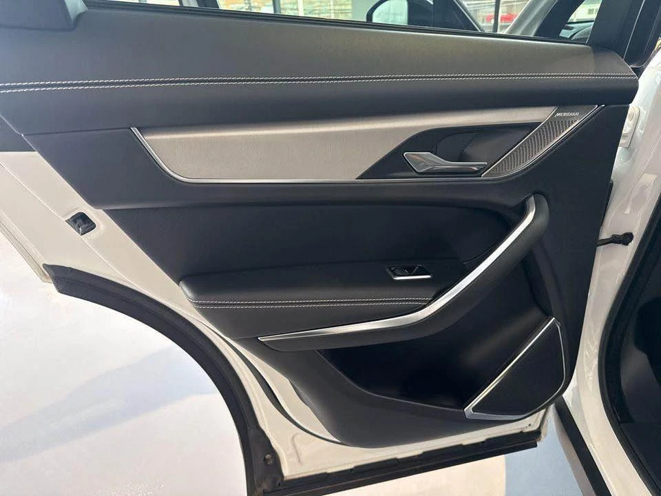 2025 Jaguar F-Pace - Image 11 of 20