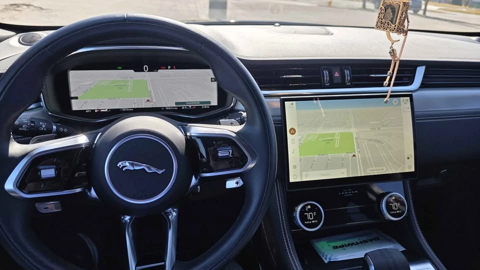 2025 Jaguar F-Pace - Image 10 of 13