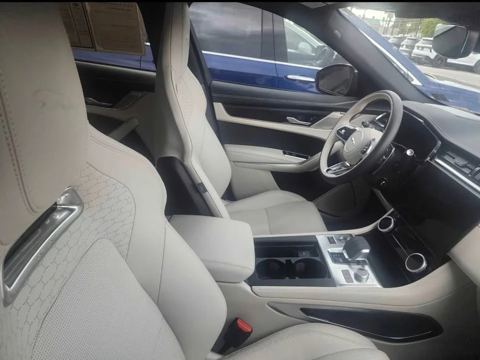 2025 Jaguar F-Pace - Image 6 of 7