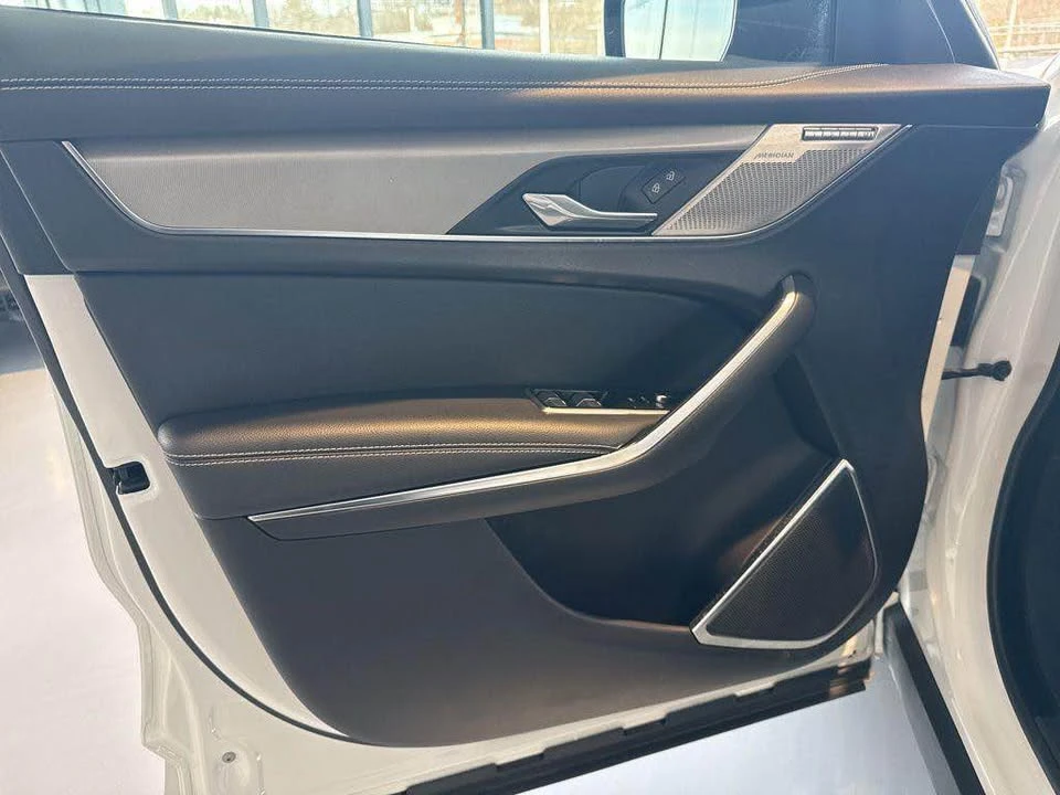2025 Jaguar F-Pace - Image 15 of 20