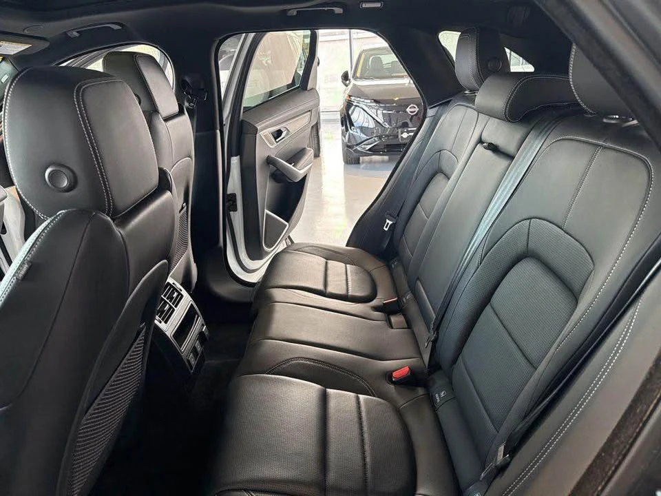 2025 Jaguar F-Pace - Image 19 of 20