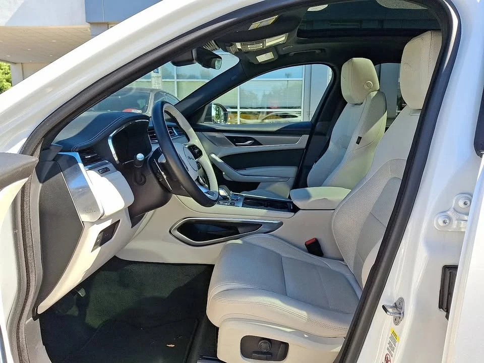 2025 Jaguar F-Pace - Image 10 of 12