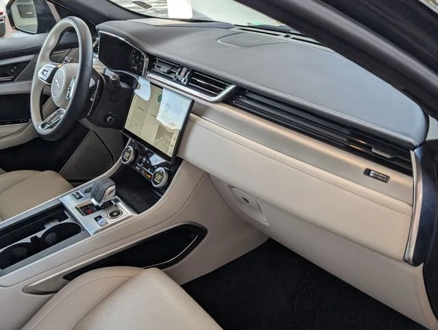2025 Jaguar F-Pace - Image 17 of 19