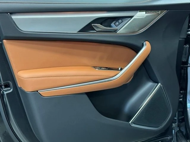 2025 Jaguar F-Pace - Image 9 of 18