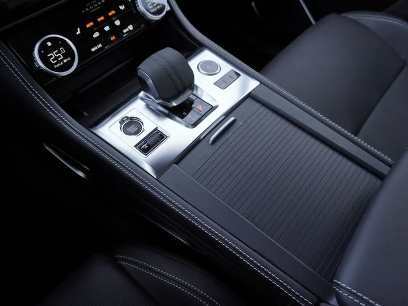 2025 Jaguar F-Pace - Image 17 of 20