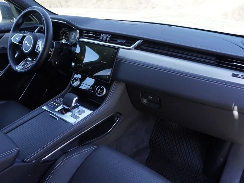 2025 Jaguar F-Pace - Image 15 of 20