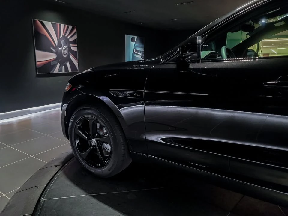 2025 Jaguar F-Pace - Image 8 of 13