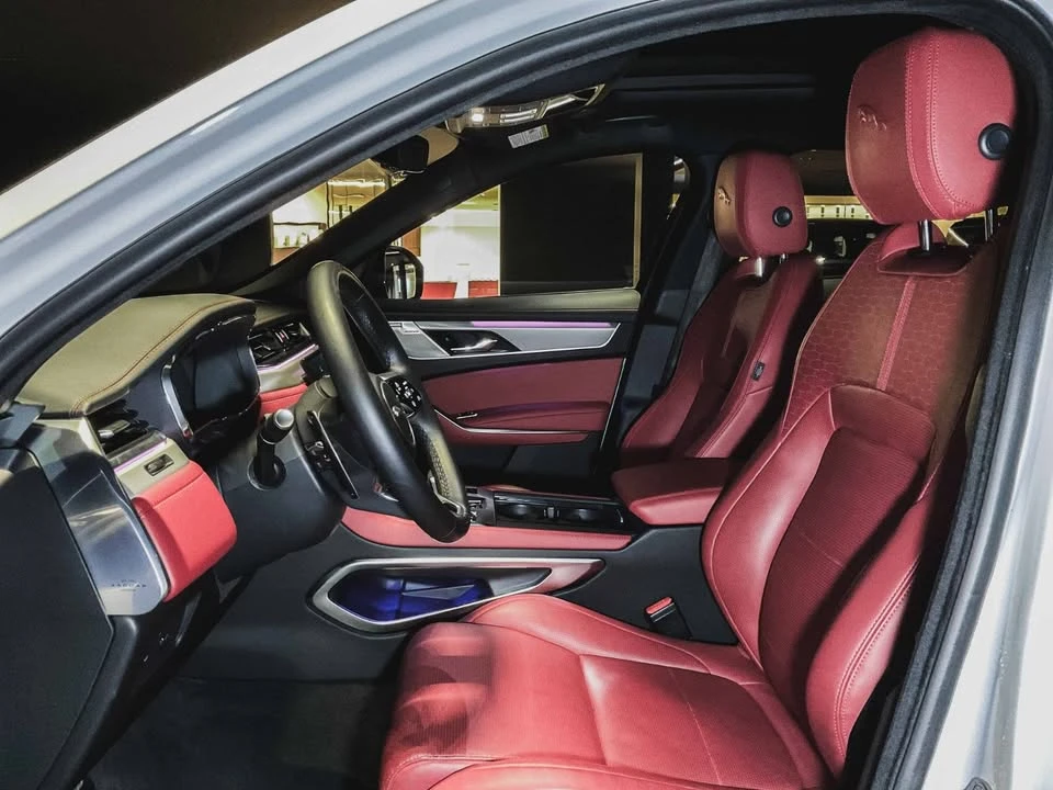 2025 Jaguar F-Pace - Image 14 of 19