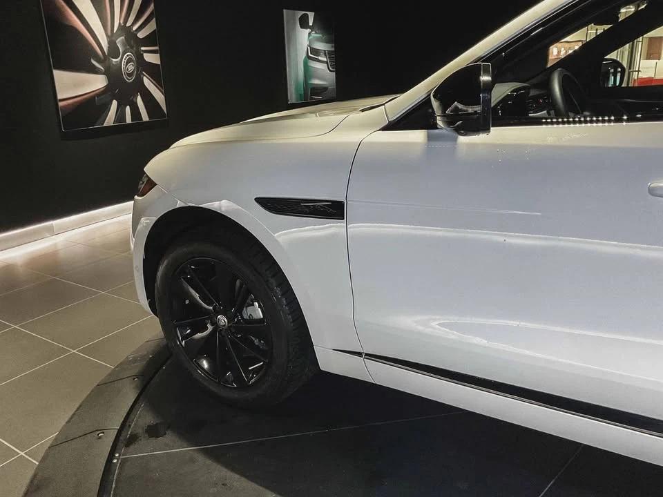 2025 Jaguar F-Pace - Image 8 of 19