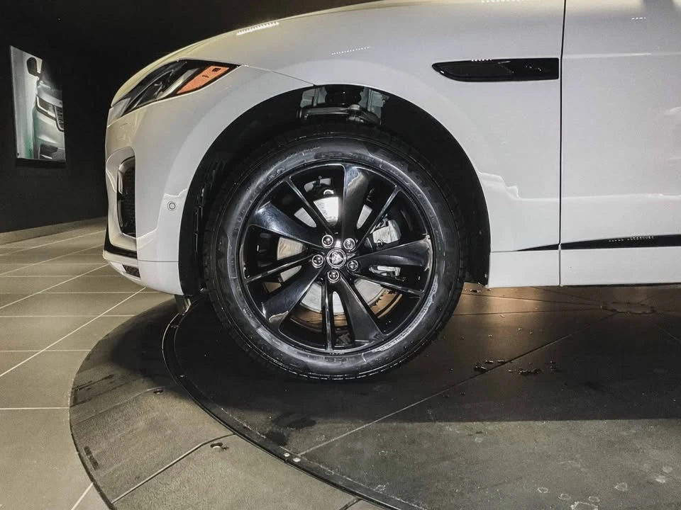2025 Jaguar F-Pace - Image 9 of 19