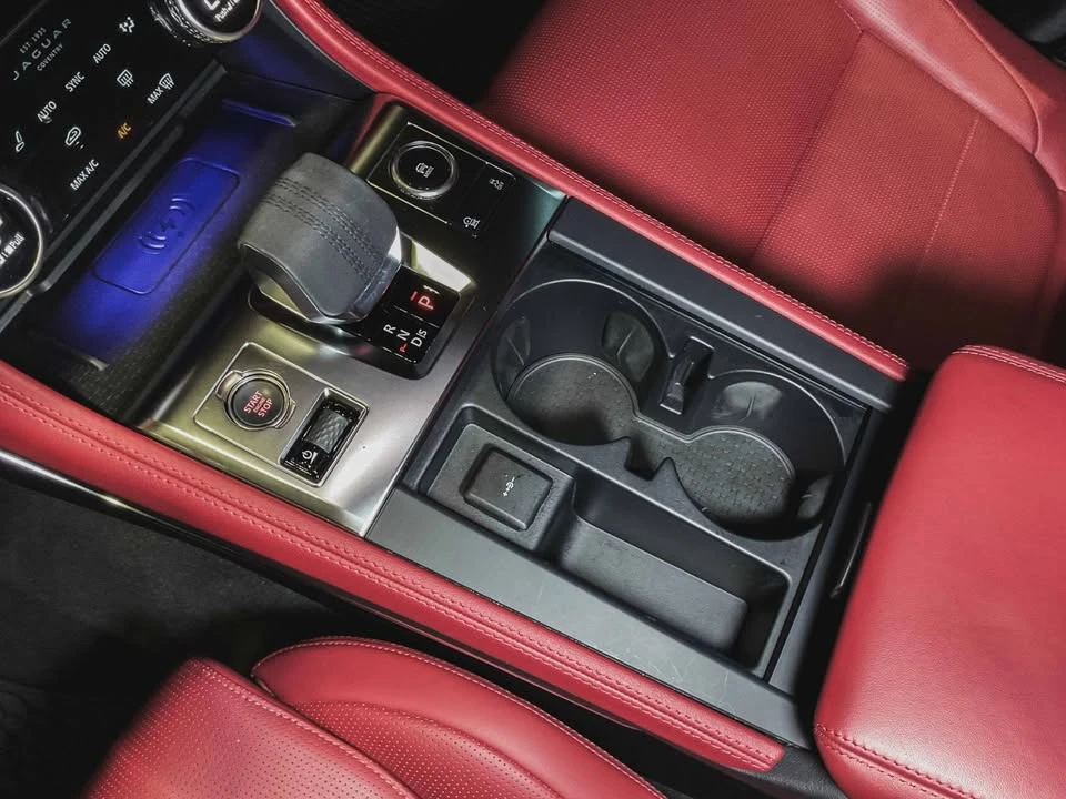 2025 Jaguar F-Pace - Image 15 of 19