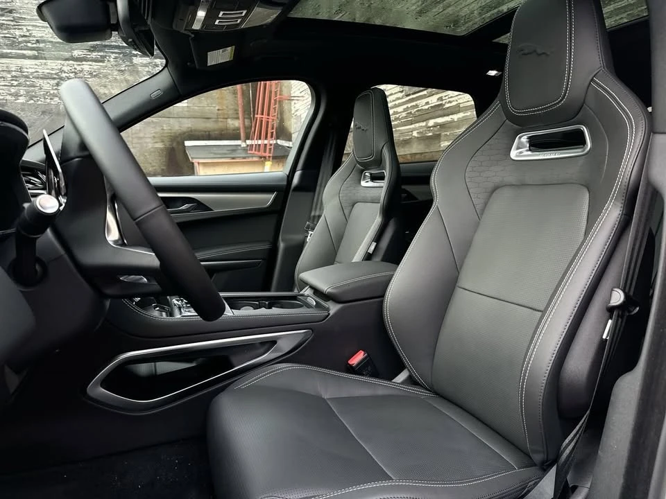 2025 Jaguar F-Pace - Image 8 of 18