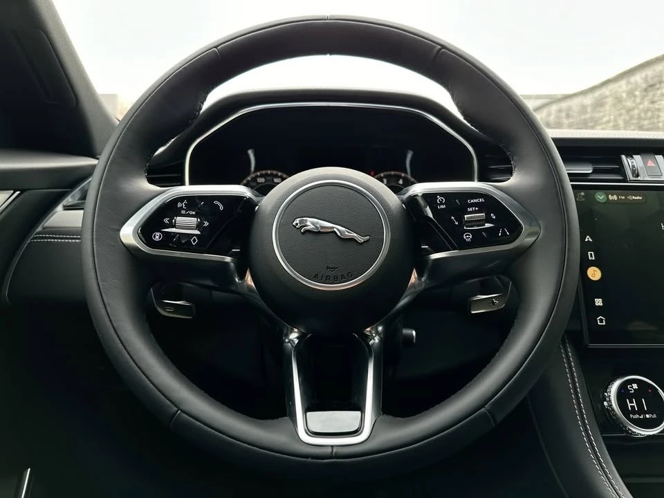 2025 Jaguar F-Pace - Image 11 of 18