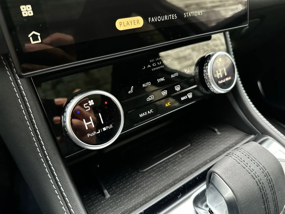 2025 Jaguar F-Pace - Image 15 of 18