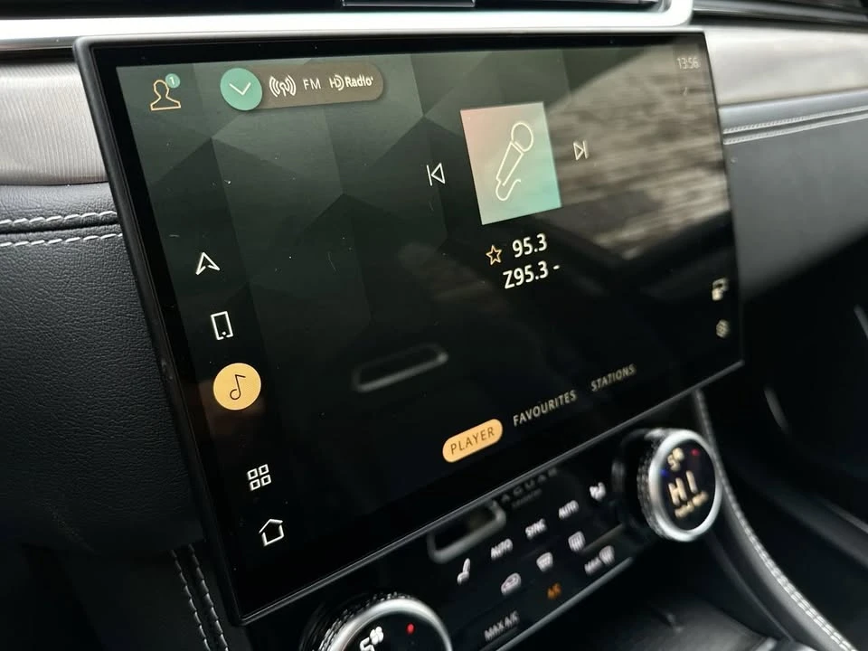 2025 Jaguar F-Pace - Image 13 of 18