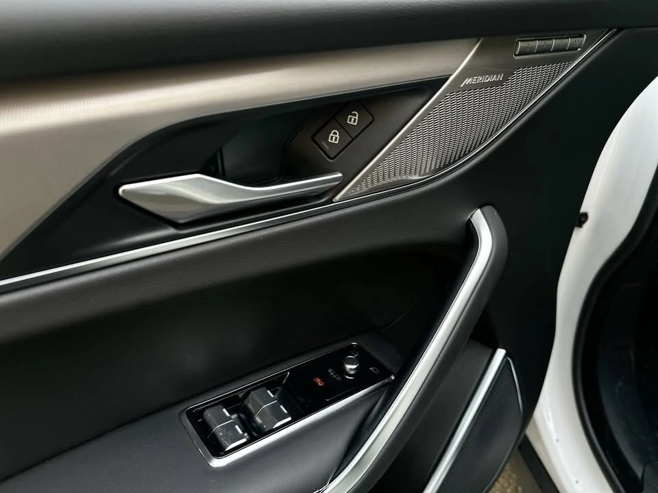 2025 Jaguar F-Pace - Image 11 of 20