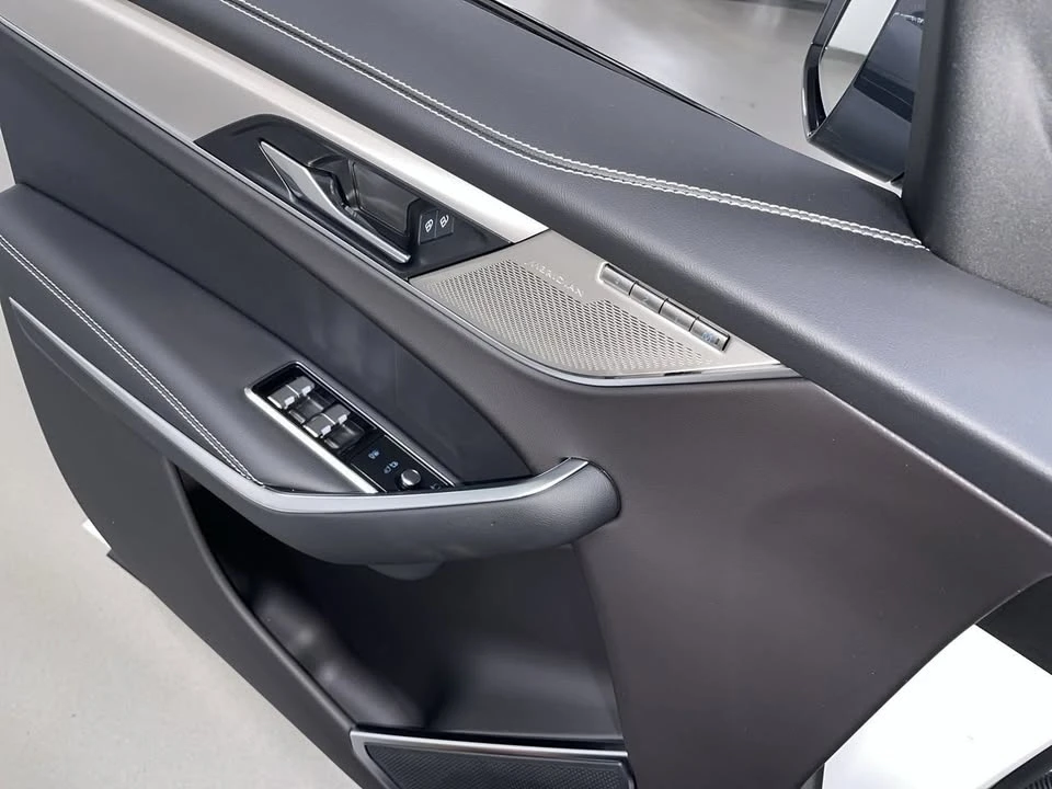 2025 Jaguar F-Pace - Image 12 of 20