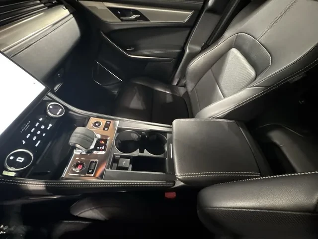 2025 Jaguar F-Pace - Image 15 of 19