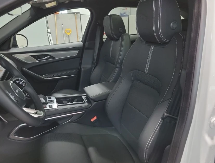 2025 Jaguar F-Pace - Image 9 of 12