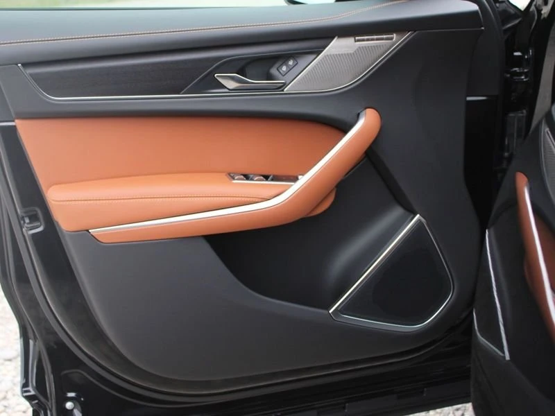 2025 Jaguar F-Pace - Image 16 of 17
