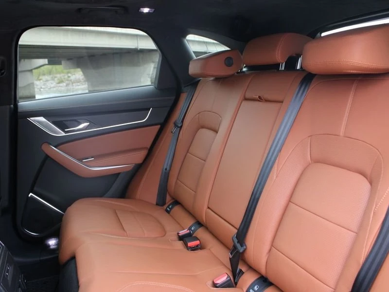 2025 Jaguar F-Pace - Image 15 of 17