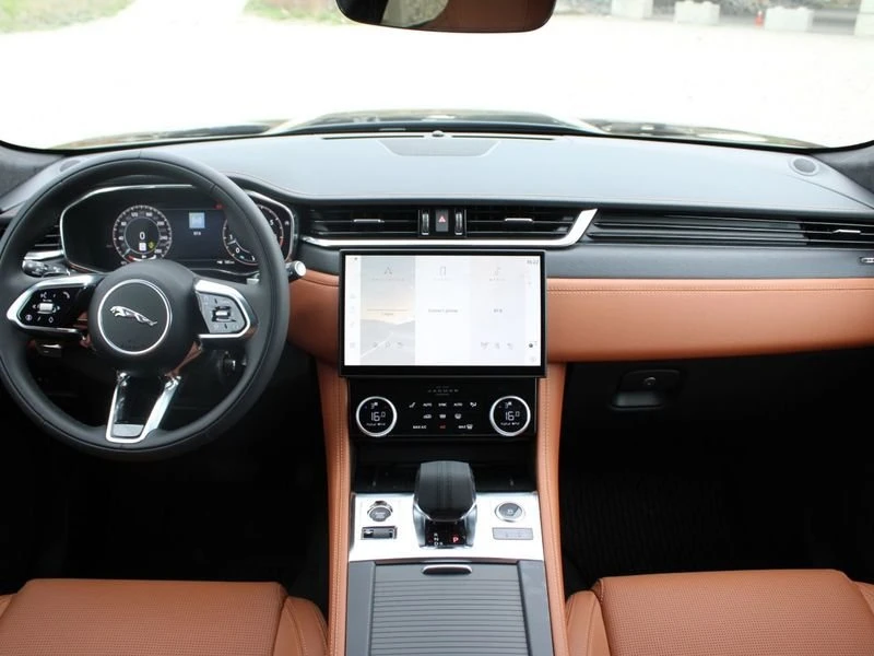 2025 Jaguar F-Pace - Image 9 of 17