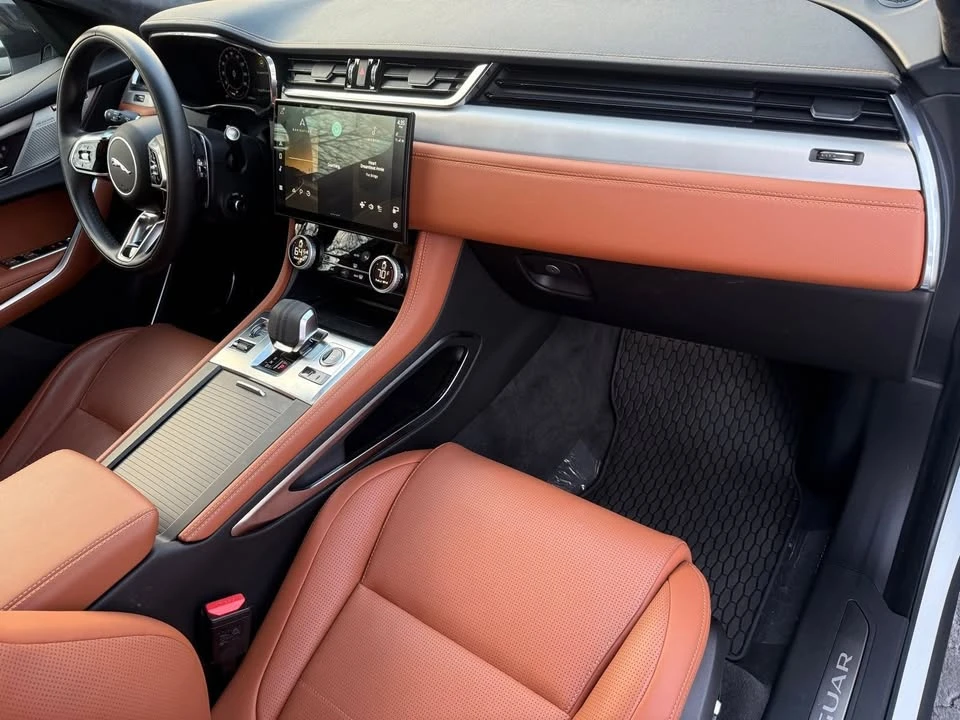 2025 Jaguar F-Pace - Image 15 of 19