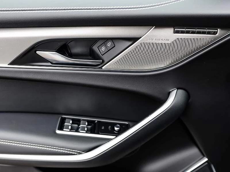 2025 Jaguar F-Pace - Image 10 of 18