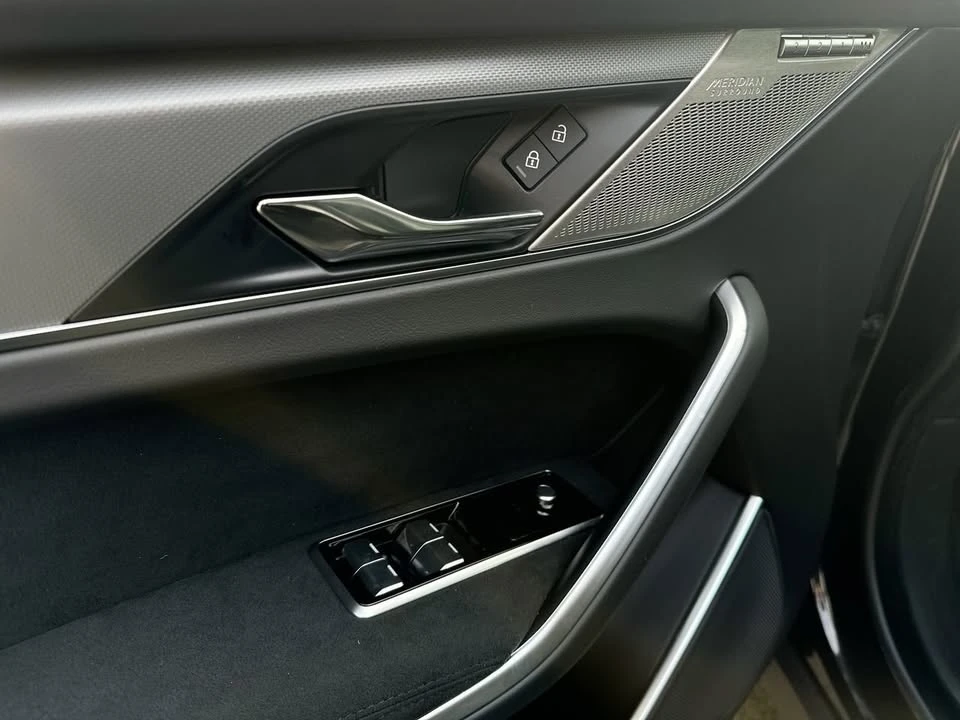 2025 Jaguar F-Pace SVR - Image 11 of 20