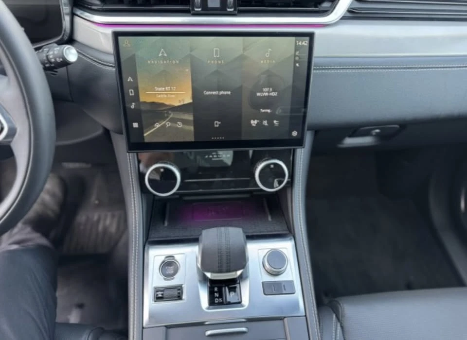 2025 Jaguar F-Pace - Image 10 of 11