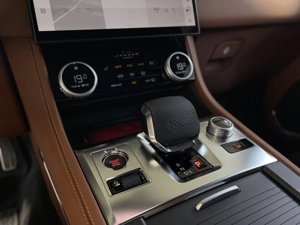 2025 Jaguar F-Pace SVR - Image 8 of 10