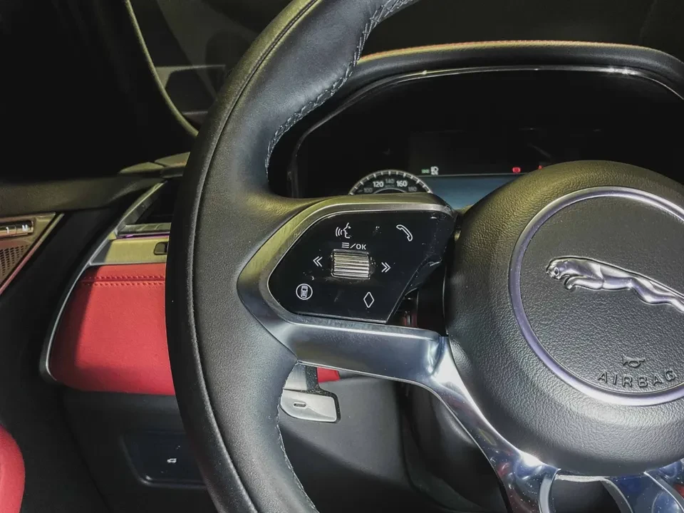 2025 Jaguar F-Pace - Image 9 of 15