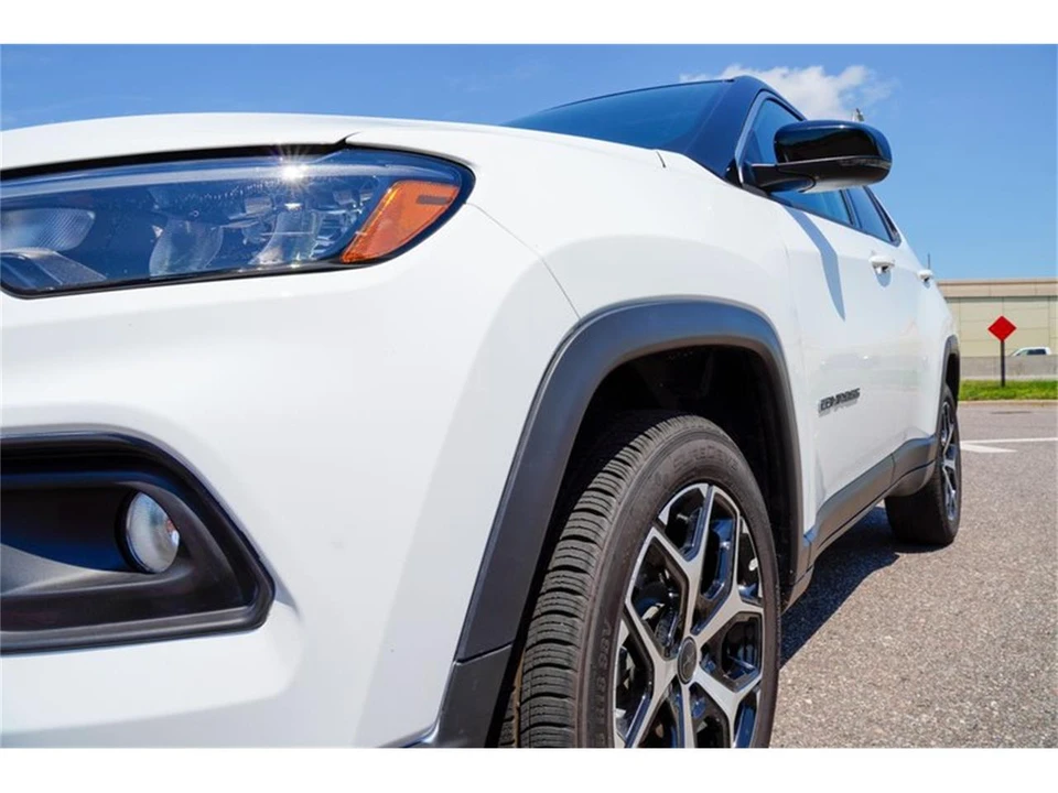 2025 Jeep Compass - Image 26 of 31