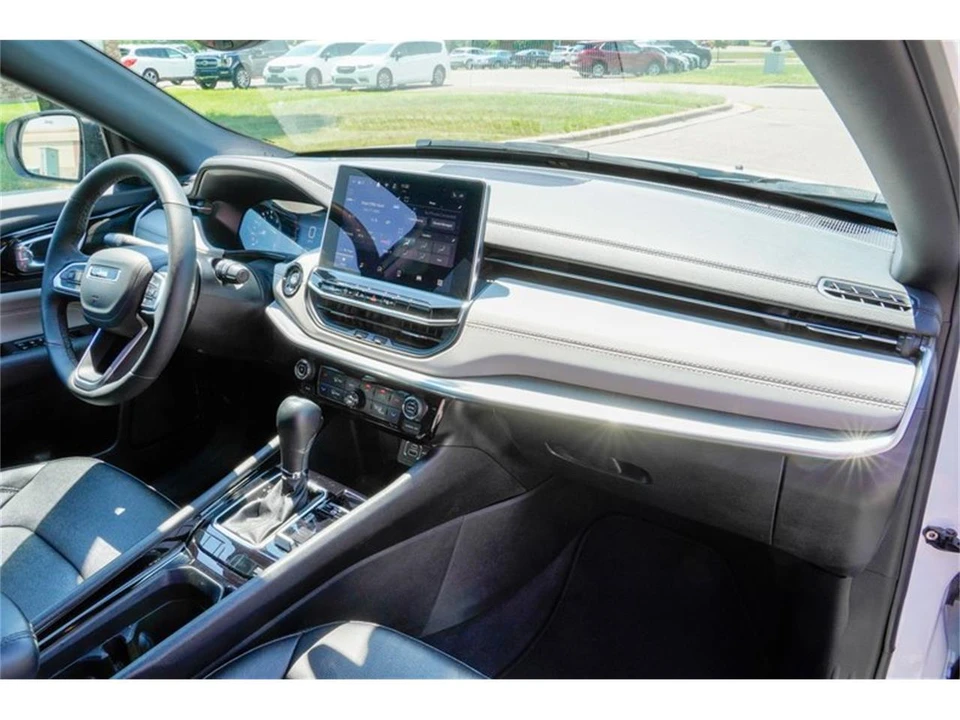 2025 Jeep Compass - Image 21 of 31
