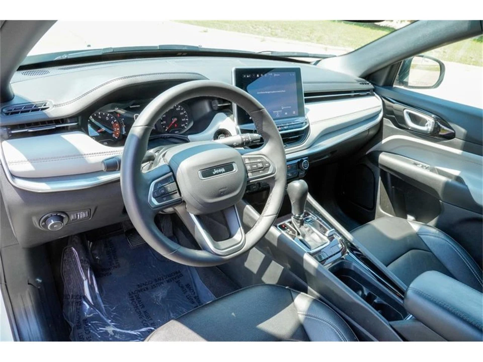 2025 Jeep Compass - Image 11 of 31