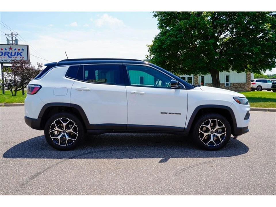 2025 Jeep Compass - Image 2 of 31