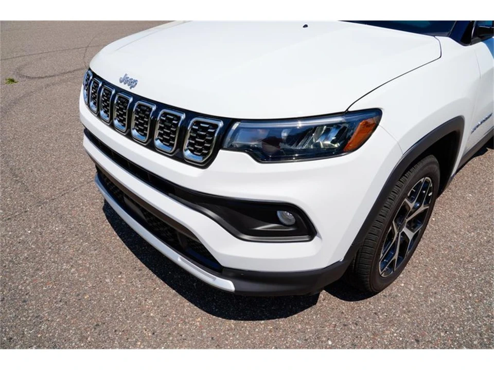 2025 Jeep Compass - Image 27 of 31