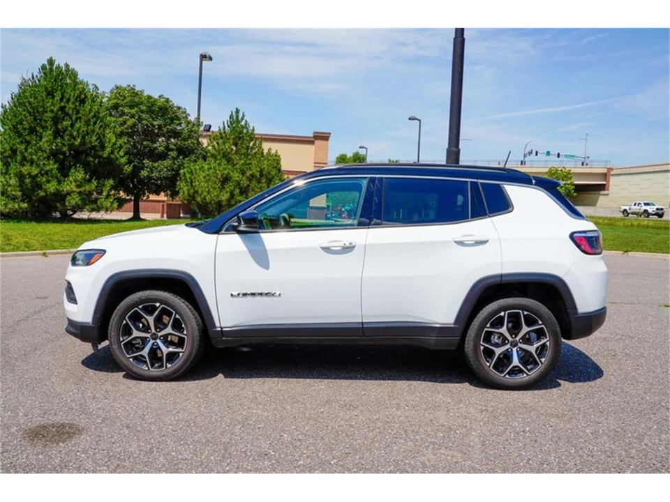 2025 Jeep Compass - Image 7 of 31