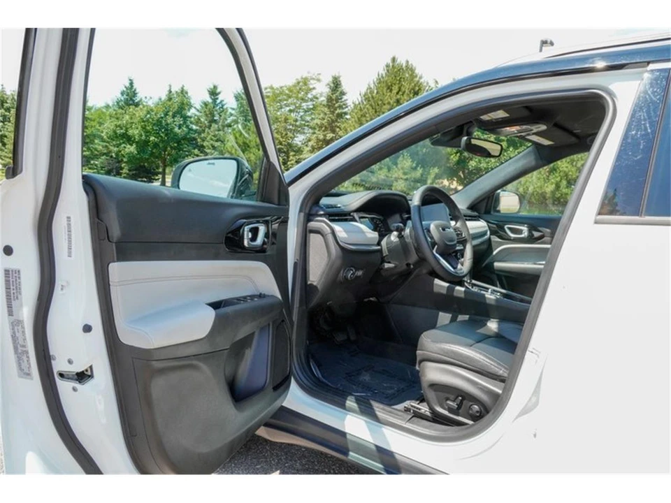 2025 Jeep Compass - Image 10 of 31